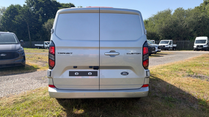 Ford Transit Custom 320 L2 Diesel Fwd 2.0 EcoBlue 136ps H1 Double Cab Van Limited Auto - Image 11
